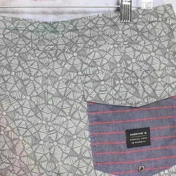 QuikSilver Boardshort Size 34 grey/graphic pattern w/front pockets and back velc - Picture 8 of 9